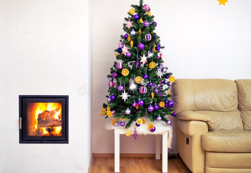 Albero di Natale in appartamento di lusso moderno della casa con il camino fotografie stock Albero di Natale in appartamento di lusso moderno della casa con il camino fotografie stock