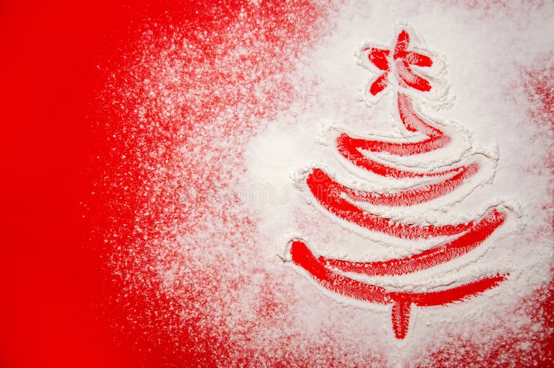 Albero di Natale attinto la farina sparsa su fondo rosso Concetto minimo di festa fotografia stock libera da diritti Albero di Natale attinto la farina sparsa su fondo rosso Concetto minimo di festa fotografia stock libera da diritti