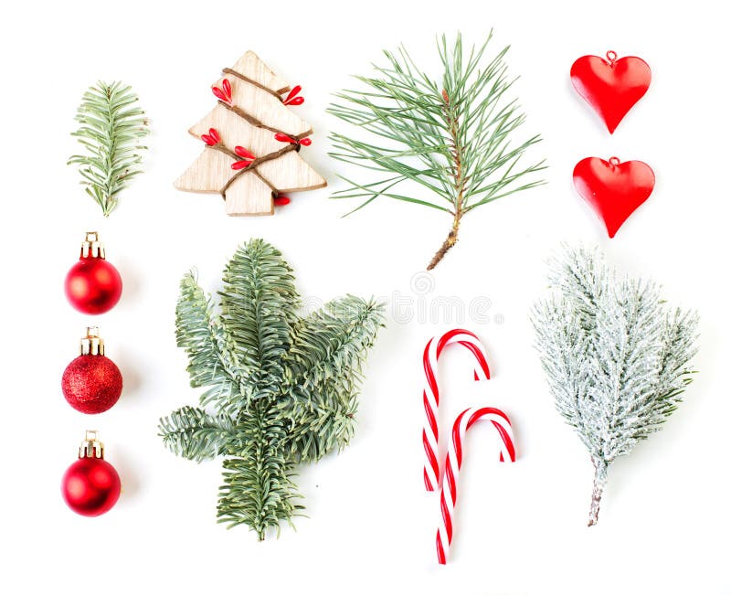 Albero di natale, bagattelle di vetro e ramo verde dell'abete isolati su fondo bianco Composizione in natale immagini stock libere da diritti Albero di natale, bagattelle di vetro e ramo verde dell'abete isolati su fondo bianco Composizione in natale immagini stock libere da diritti