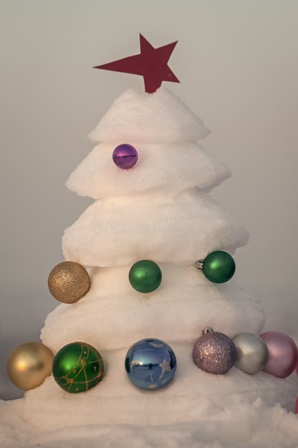 Albero di Natale con le bagattelle sul fondo del cielo blu fotografia stock libera da diritti Albero di Natale con le bagattelle sul fondo del cielo blu fotografia stock libera da diritti