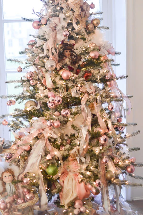 Albero di Natale con le bambole della Cina fotografia stock Albero di Natale con le bambole della Cina fotografia stock