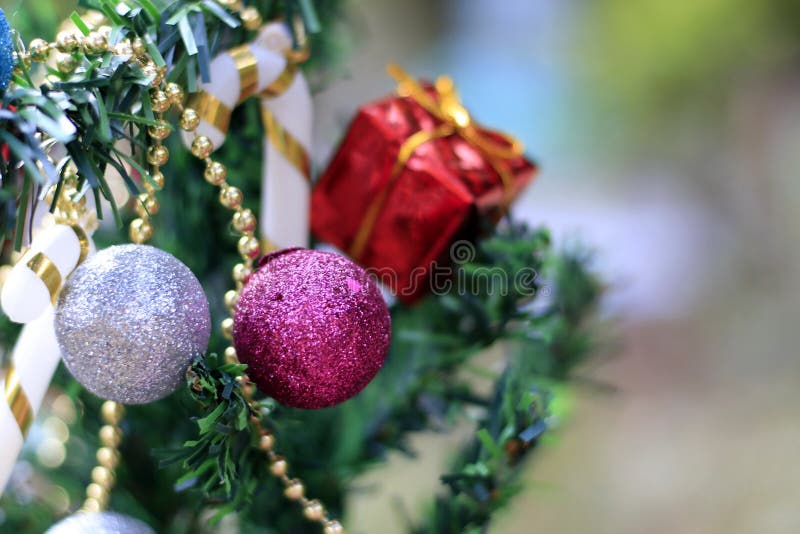 Albero di Natale con le decorazioni su una sfuocatura speciale del fondo