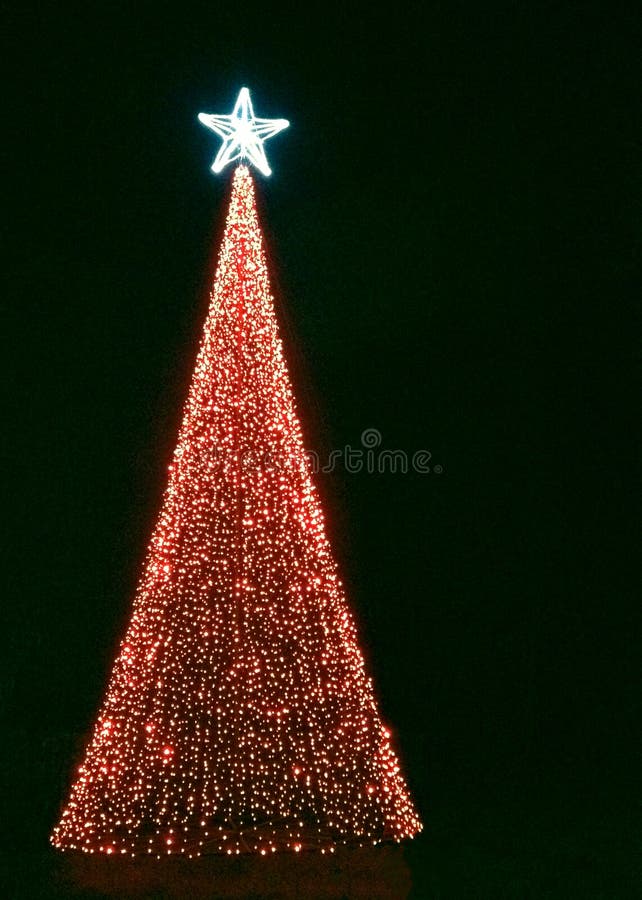 Stella Luminosa Di Natale.Albero Di Natale Con Le Luci Rosse E La Stella Luminosa Immagine Stock Immagine Di Covering Nero 47636099