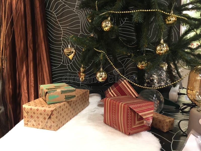 Albero di natale con ornamenti e doni fotografia stock libera da diritti