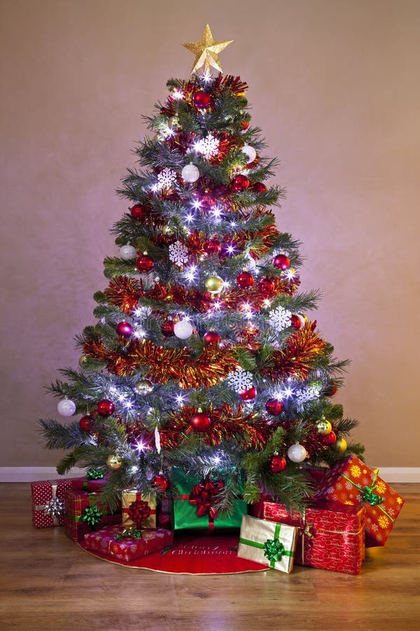Albero di Natale decorato con i regali