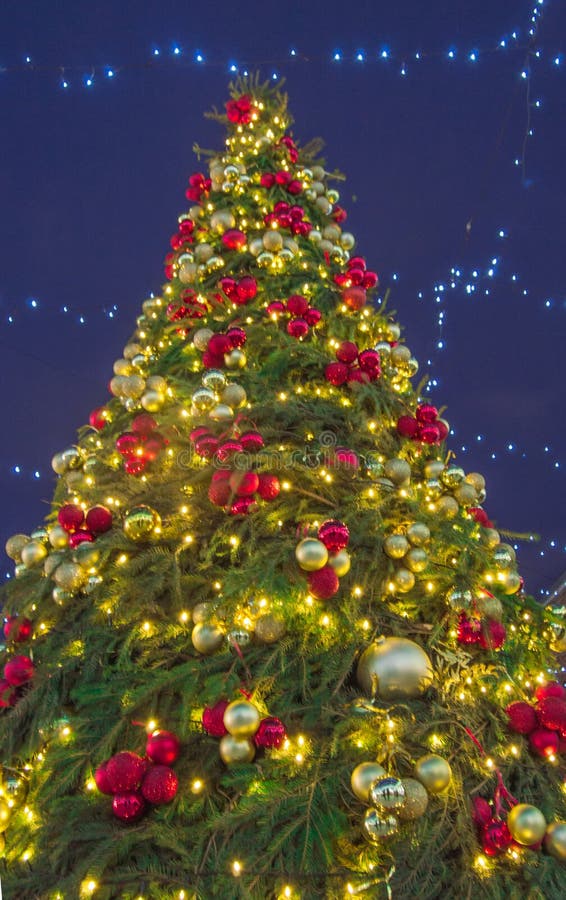 Albero Di Natale Decorato Con Palloncini Albero Di Natale Decorato Con Luci Colorate E Palloncini Scintillanti