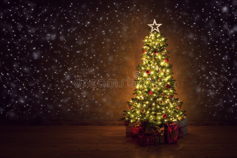 Albero di Natale decorato con molti regali variopinti