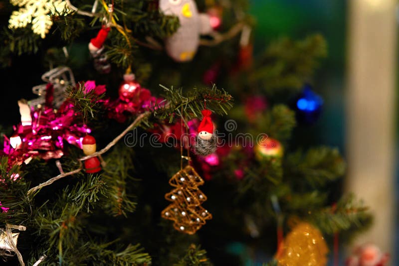 Albero di Natale decorato dai giocattoli, modello, ornamento immagini stock libere da diritti Albero di Natale decorato dai giocattoli, modello, ornamento immagini stock libere da diritti