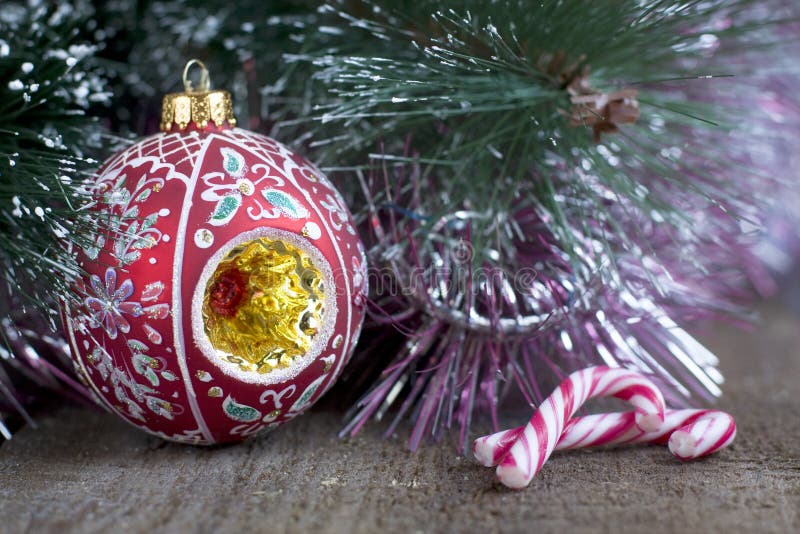 Albero di Natale, decorazioni e caramella fotografia stock Albero di Natale, decorazioni e caramella fotografia stock