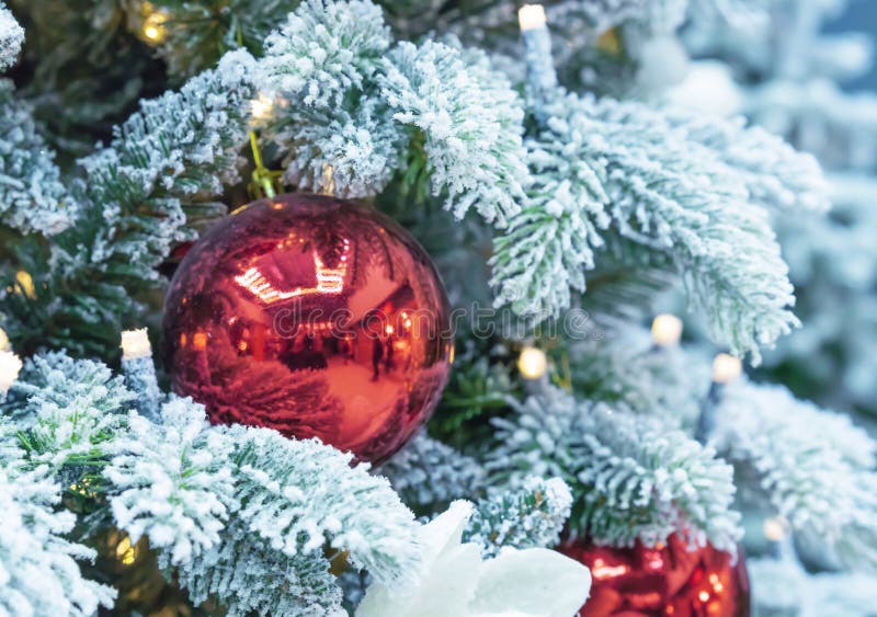 Albero Di Natale Innevato Decorato Rosso Albero Di Natale Innevato Decorato Con Le Palle Rosse E Una Ghirlanda