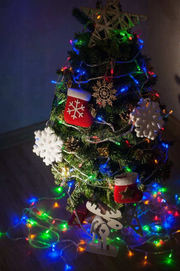 Albero di Natale meravigliosamente decorato nella stanza fotografie stock Albero di Natale meravigliosamente decorato nella stanza fotografie stock