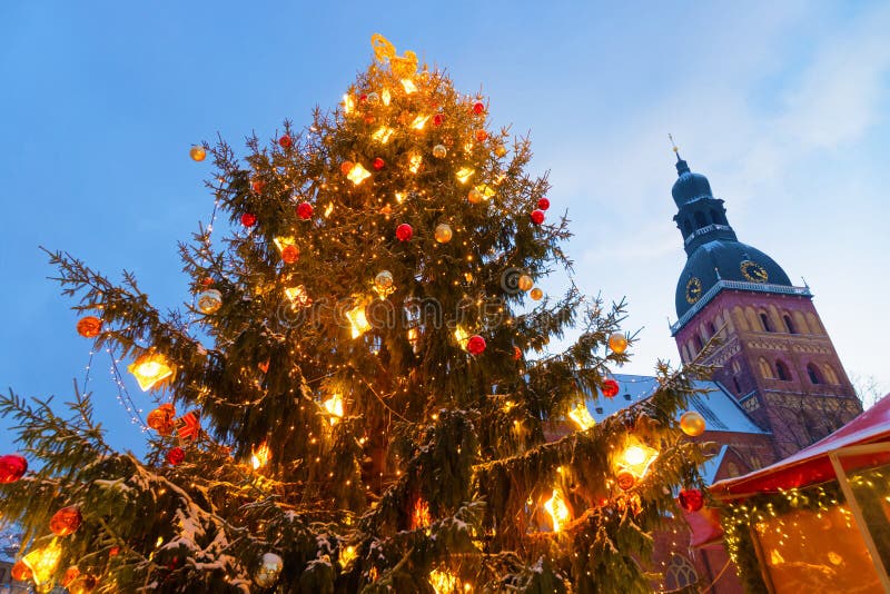 Albero di Natale nel mercato del Natale di Riga fotografie stock libere da diritti Albero di Natale nel mercato del Natale di Riga fotografie stock libere da diritti