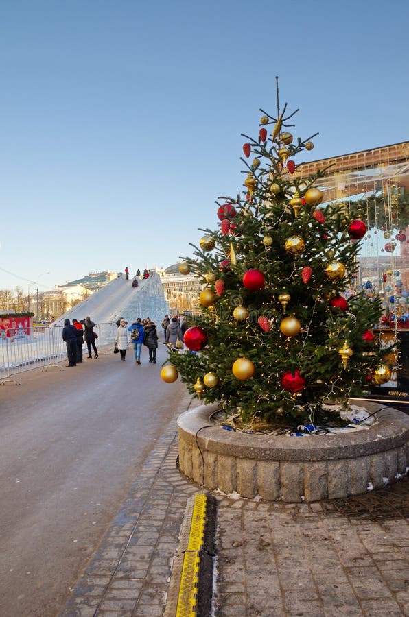 Albero di Natale nel quadrato di rivoluzione a Mosca, Russia immagine stock libera da diritti Albero di Natale nel quadrato di rivoluzione a Mosca, Russia immagine stock libera da diritti