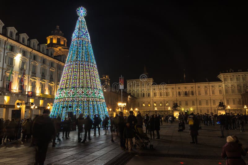 Albero Di Natale A Torino.Albero Di Natale A Torino Italia Fotografia Editoriale Immagine Di Notte Italia 82775677