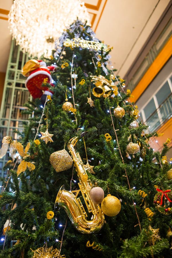 Albero Di Natale Ad Angolo Albero Di Natale In Un Angolo O Immagine Stock - Immagine di angolo