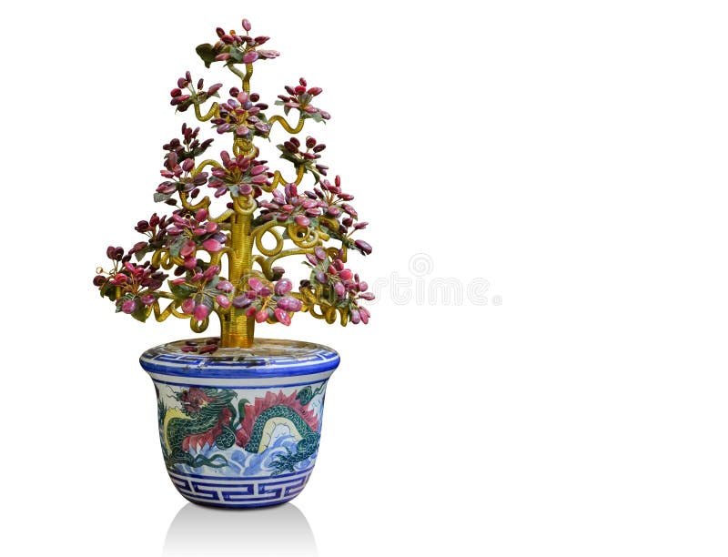 Albero fatto di vecchi gioielli in vaso ceramico blu su fondo bianco, fondo dell'oggetto, fondo di religione, spac della copia immagini stock Albero fatto di vecchi gioielli in vaso ceramico blu su fondo bianco, fondo dell'oggetto, fondo di religione, spac della copia immagini stock