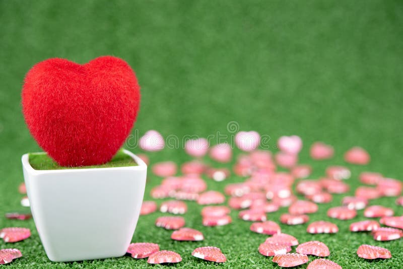 Albero in forma di cuore rosso immagini stock libere da diritti Albero in forma di cuore rosso immagini stock libere da diritti