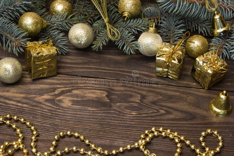 Albero, giocattoli gialli di Natale immagini stock Albero, giocattoli gialli di Natale immagini stock
