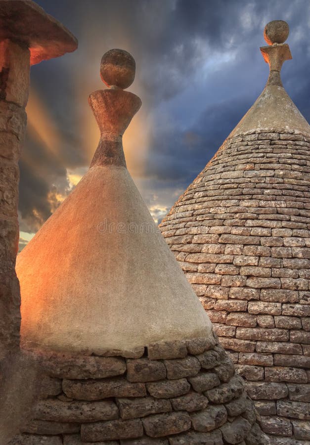 Alberobello: λεπτομέρεια του trullo για να ξεράνει την τεκτονική Ιταλία, Apulia Ηλιοβασίλεμα Apulian: άποψη από τη στέγη ενός tru στοκ φωτογραφία με δικαίωμα ελεύθερης χρήσης Alberobello: λεπτομέρεια του trullo για να ξεράνει την τεκτονική Ιταλία, Apulia Ηλιοβασίλεμα Apulian: άποψη από τη στέγη ενός tru στοκ φωτογραφία με δικαίωμα ελεύθερης χρήσης