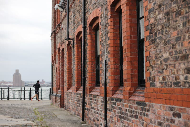 Albert Dock, Liverpool, Förenade kungariket. Albert Dock är ett komplex av hamnbyggnader och lagerhus i Liverpool, England