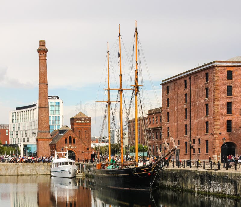 Albert Docks & Merseyside maritimt museum arkivbild Albert Docks & Merseyside maritimt museum arkivbild