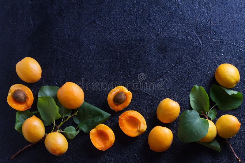 Albicocche su fondo nero, primo piano Insegna della frutta Selezione di alimento, della disintossicazione o del concetto vegetari fotografia stock libera da diritti Albicocche su fondo nero, primo piano Insegna della frutta Selezione di alimento, della disintossicazione o del concetto vegetari fotografia stock libera da diritti