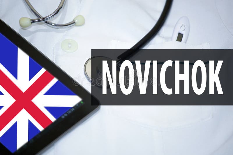 Albornoz médica, tableta con la bandera inglesa e inscripción con el ruso en la transcripción latina - ` de Novichok del ` Concep imagen de archivo libre de regalías Albornoz médica, tableta con la bandera inglesa e inscripción con el ruso en la transcripción latina - ` de Novichok del ` Concep imagen de archivo libre de regalías
