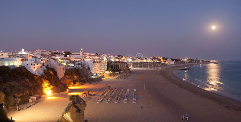 Albufeira en la noche. Costa atlántica en Portugal foto de archivo libre de regalías Albufeira en la noche. Costa atlántica en Portugal foto de archivo libre de regalías
