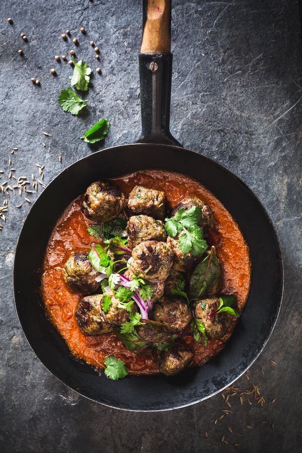 Albóndiga india del kofta con la salsa de curry fotos de archivo Albóndiga india del kofta con la salsa de curry fotos de archivo