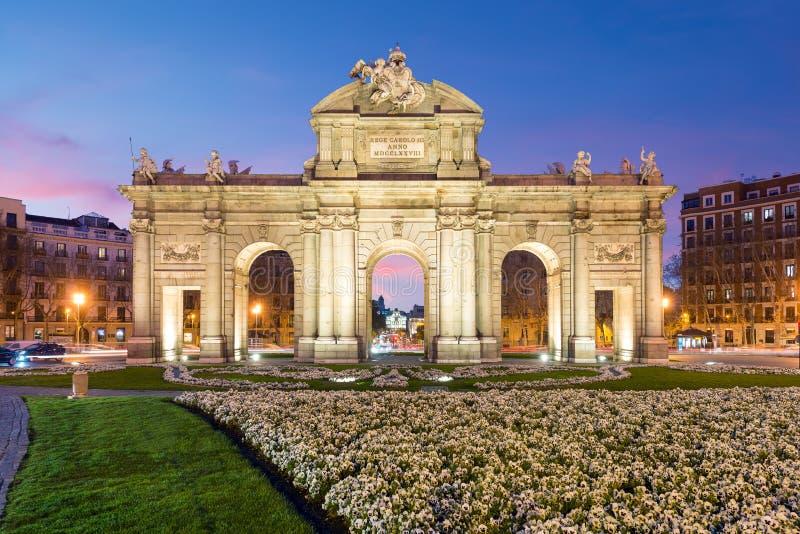 Alcala Drzwi Puerta De Alcala jest jeden Madryt ancien zdjęcia stock Alcala Drzwi Puerta De Alcala jest jeden Madryt ancien zdjęcia stock