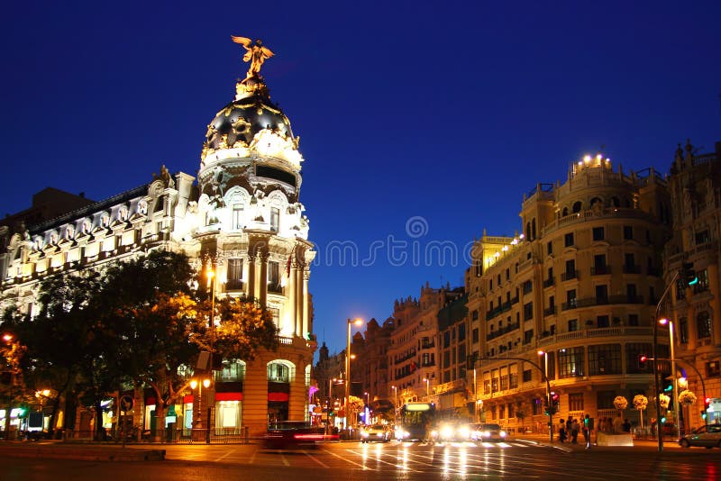 Alcala und Gran über Straße in der Madrid-Nachtstadt