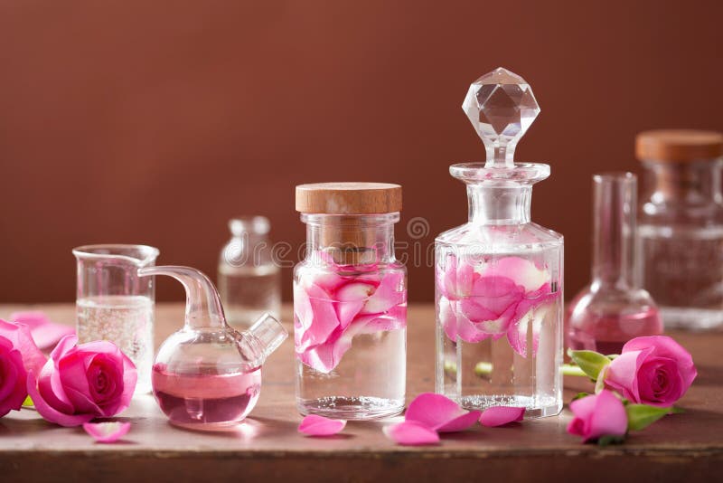 Alchimie, Aromatherapie mit rosafarbenen Blumen, Flaschen lizenzfreie stockbilder Alchimie, Aromatherapie mit rosafarbenen Blumen, Flaschen lizenzfreie stockbilder