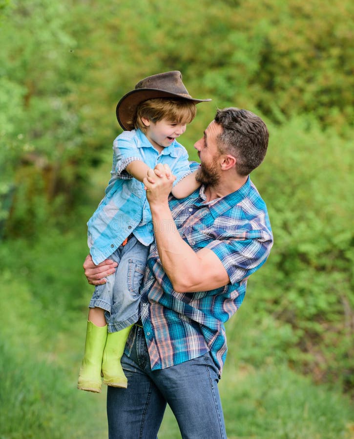 Alcohol de aventuras Ni?o que tiene el pap? del vaquero de la diversi?n Familia de la granja Los días de fiesta en los padres cul imágenes de archivo libres de regalías Alcohol de aventuras Ni?o que tiene el pap? del vaquero de la diversi?n Familia de la granja Los días de fiesta en los padres cul imágenes de archivo libres de regalías