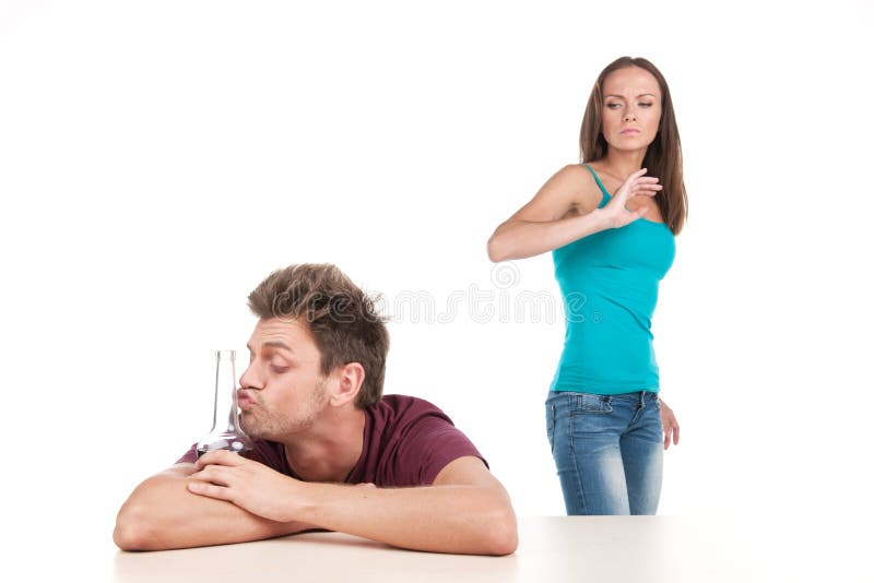 Alcohol y mujer de consumición del hombre que lo dejan imagen de archivo Alcohol y mujer de consumición del hombre que lo dejan imagen de archivo