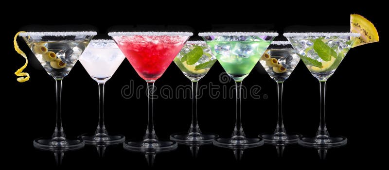 Alcoholcocktail op een zwarte wordt geplaatst die royalty-vrije stock foto Alcoholcocktail op een zwarte wordt geplaatst die royalty-vrije stock foto