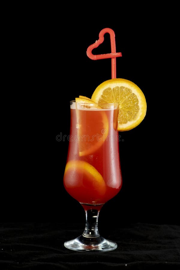 Alcoholische cocktail met citroenen binnen en citroenwig op het glas met stro stock afbeelding Alcoholische cocktail met citroenen binnen en citroenwig op het glas met stro stock afbeelding