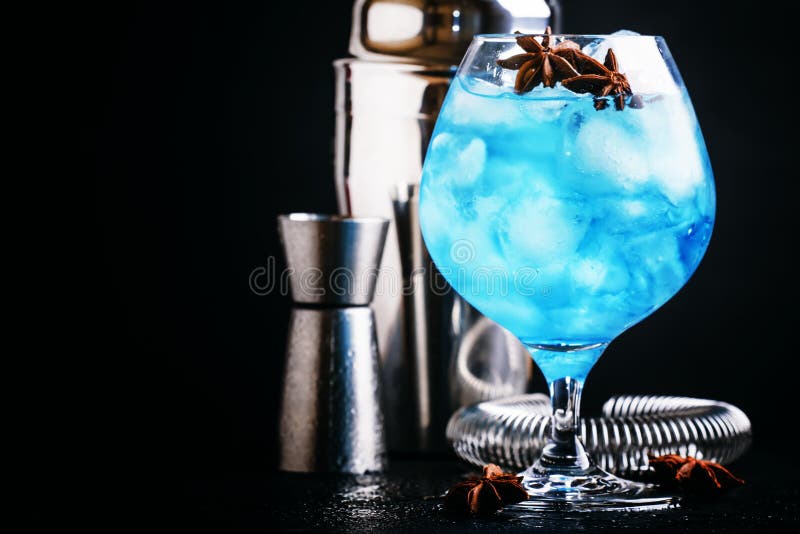 Alcoholische cocktail met sambuca, likeur, citroensap, verpletterde I stock foto Alcoholische cocktail met sambuca, likeur, citroensap, verpletterde I stock foto