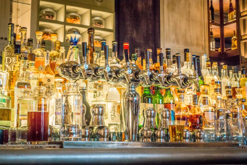 Alcoholische drank op planken bij de bar royalty-vrije stock afbeelding Alcoholische drank op planken bij de bar royalty-vrije stock afbeelding