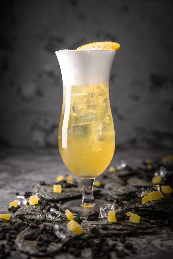 Alcoholische of niet-alkoholische cocktail met citroencitrusvrucht en gember met toegevoegde likeur, wodka, champagne of martini stock afbeelding Alcoholische of niet-alkoholische cocktail met citroencitrusvrucht en gember met toegevoegde likeur, wodka, champagne of martini stock afbeelding