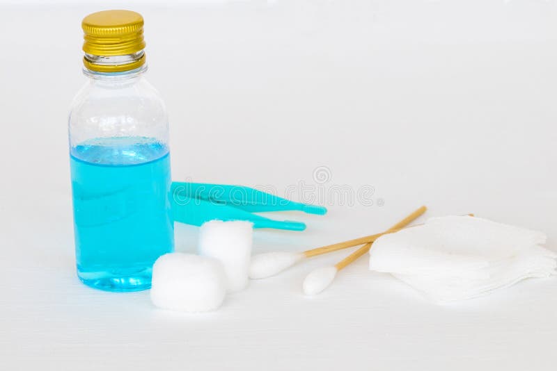 Alcole, cotone, cerotto, cerotto, pronto per la decorazione delle ferite su sfondo bianco immagine stock Alcole, cotone, cerotto, cerotto, pronto per la decorazione delle ferite su sfondo bianco immagine stock