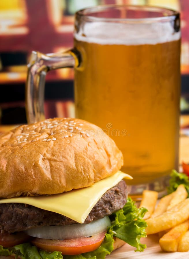 Alcolismo di Chips Represents French Fries And della birra dell'hamburger immagini stock Alcolismo di Chips Represents French Fries And della birra dell'hamburger immagini stock