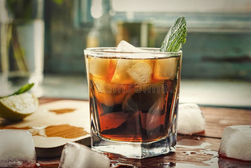 Alcool, rhum, Cuba Libre, cocktail, longdrink, boisson forte, images stock Alcool, rhum, Cuba Libre, cocktail, longdrink, boisson forte, images stock