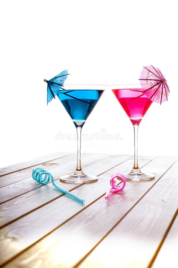 Alcoolique d'amusement d'été et cockt bleu et rose sans alcool de fruit photo stock Alcoolique d'amusement d'été et cockt bleu et rose sans alcool de fruit photo stock