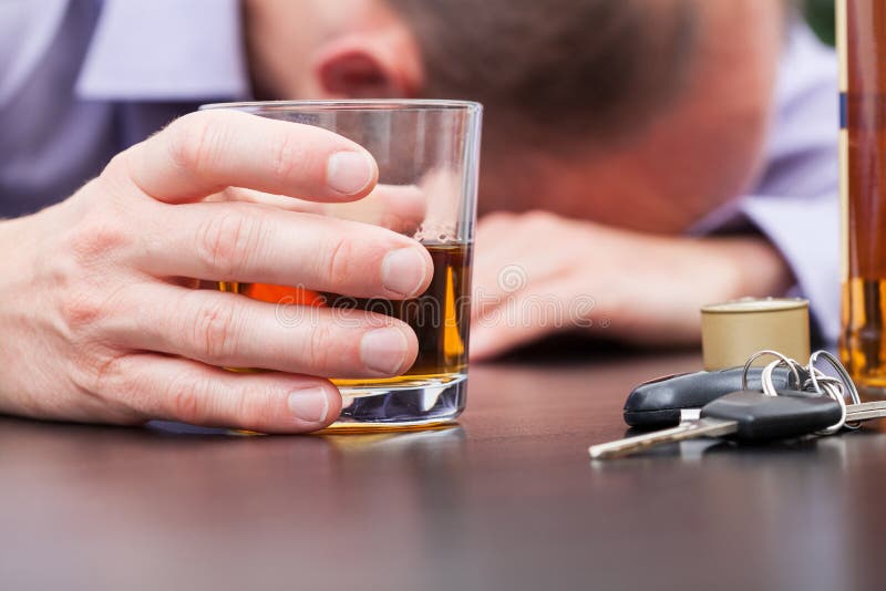 Alcoólico que dorme na tabela foto de stock Alcoólico que dorme na tabela foto de stock