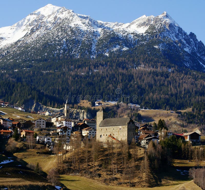 Aldea alpestre suiza imagen de archivo Aldea alpestre suiza imagen de archivo