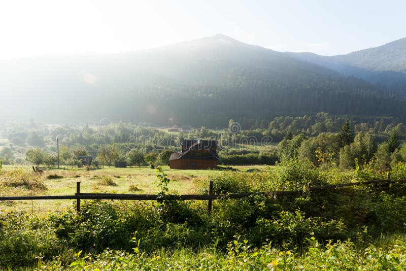 Aldeia da montanha rural de Ucrânia Carpathians, lugar do feriado foto de stock Aldeia da montanha rural de Ucrânia Carpathians, lugar do feriado foto de stock