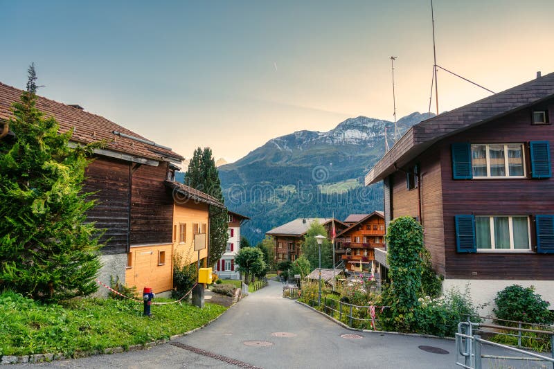 Aldeia rustic de wengen à noite na suíça fotografia de stock