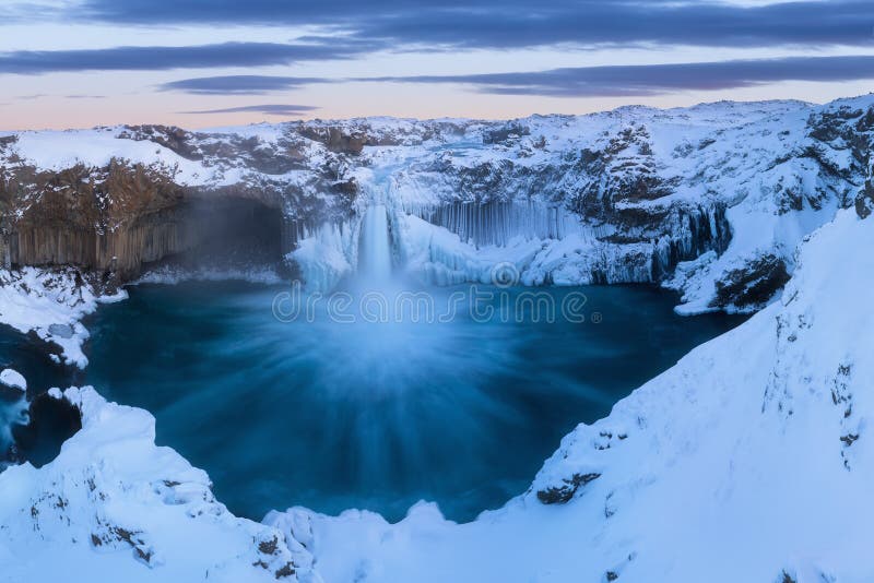 Aldeyjarfoss στο βόρειο τμήμα της Ισλανδίας κοντά σε Godafoss και ένα από τα πιό ενδιαφέροντα χαρακτηριστικά γνωρίσματα του καταρ στοκ φωτογραφία Aldeyjarfoss στο βόρειο τμήμα της Ισλανδίας κοντά σε Godafoss και ένα από τα πιό ενδιαφέροντα χαρακτηριστικά γνωρίσματα του καταρ στοκ φωτογραφία