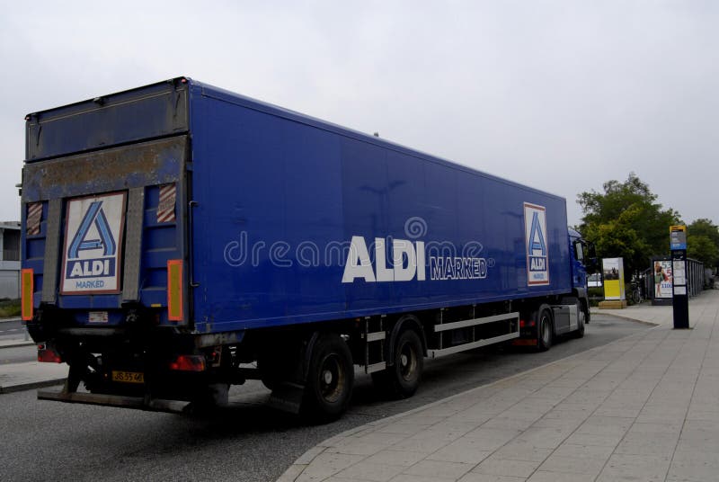 ALDILIEFERWAGEN redaktionelles stockfoto. Bild von ablage 112833578