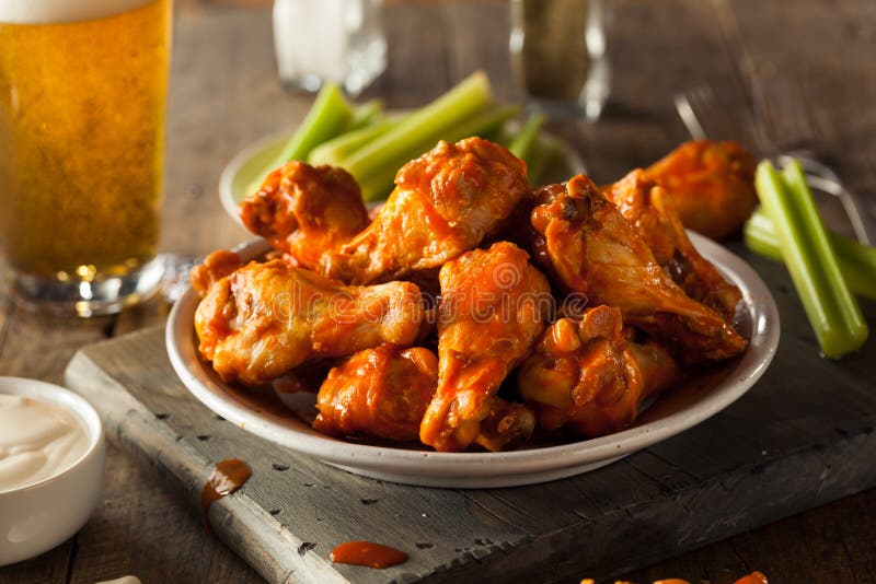 Ale di pollo fritte casalinghe piccanti immagini stock libere da diritti Ale di pollo fritte casalinghe piccanti immagini stock libere da diritti